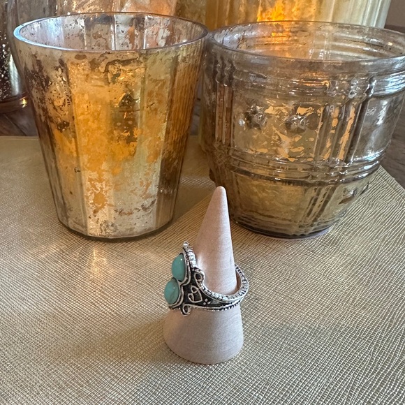*FREE GIFT GIVEAWAy* NEW ring faux turquoise ring, 2 stones
size 5.5
Silvery - Picture 2 of 3